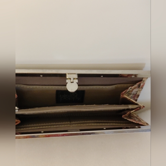 Black Poppy Floral Clutch - Picture 7 of 10